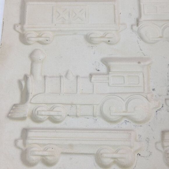 The Pampered Chef 1998 Gingerbread Train Stoneware Mold - Picture 4 of 11